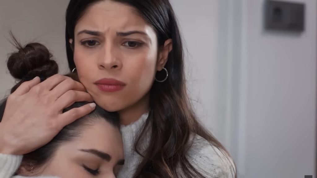 Ayse przytula swoją siostrę, Nese.