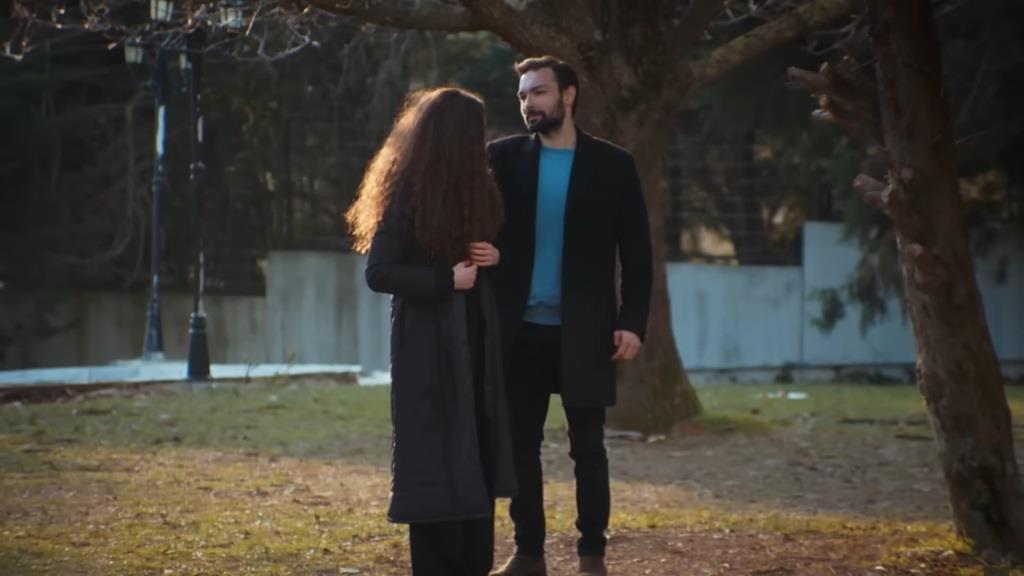 Kubilay i Nana spacerują w ogrodzie.