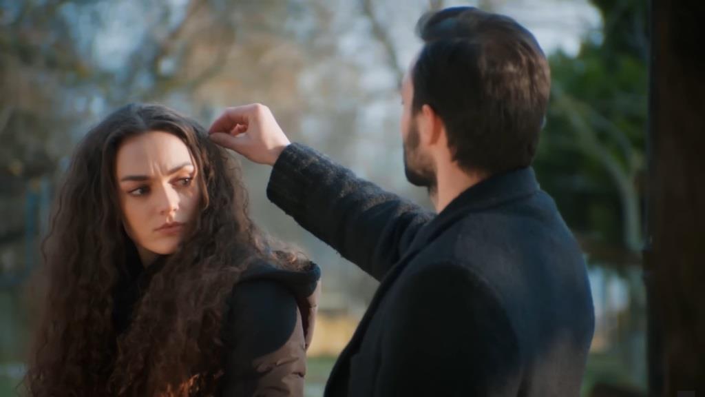 Kubilay dotyka włosów Nany, jakby coś z nich wyciągał.