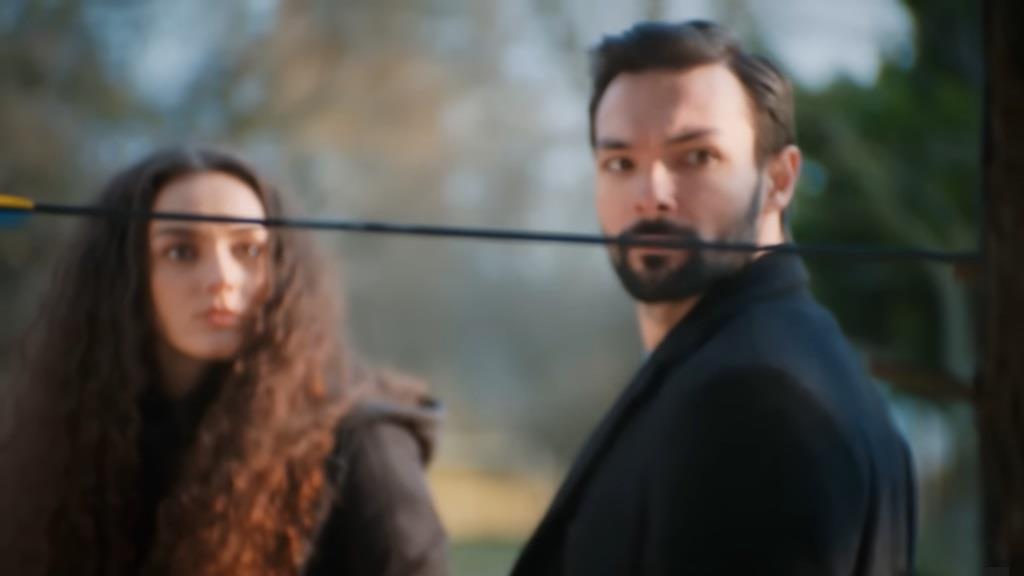 Strzała wbija się w drzewo, tuż obok zaskoczonego Kubilaya.