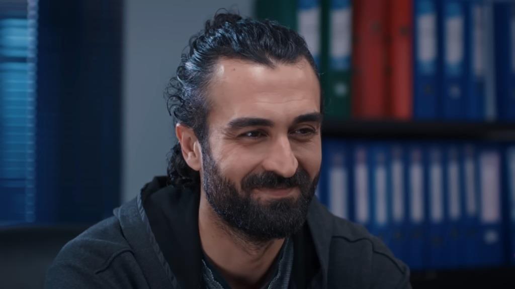 Ferit uśmiecha się.