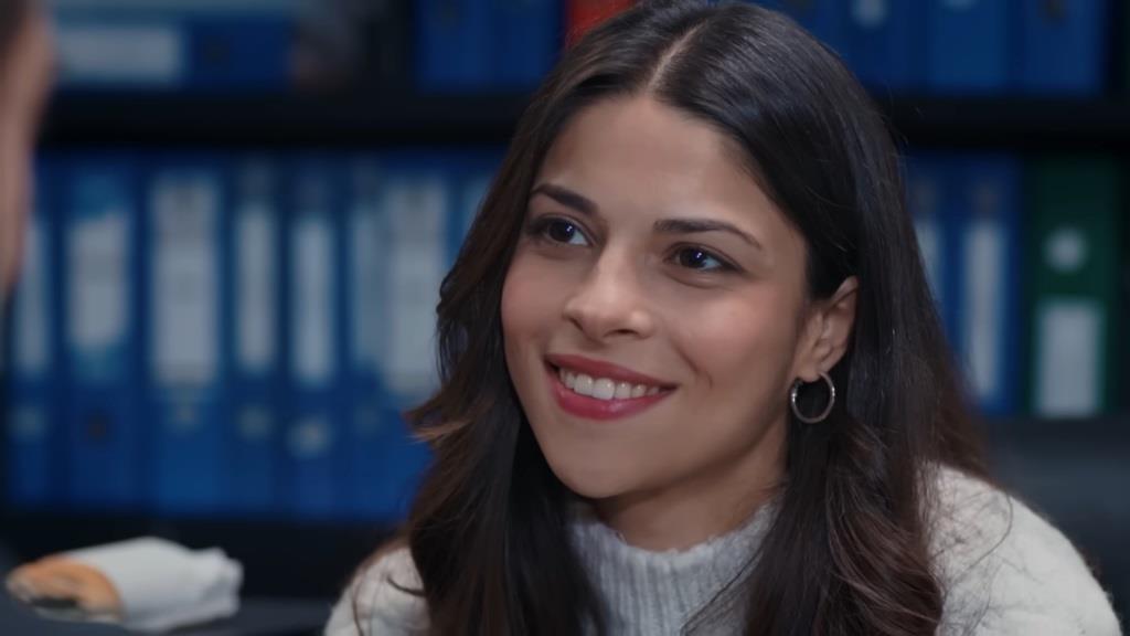 Ayse uśmiecha się.