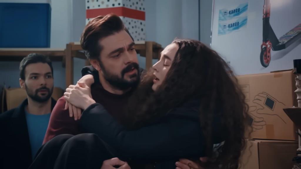 Yaman wyciąga Nanę se spiżarni.