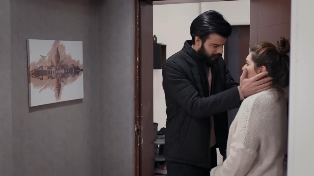 Volkan obejmuje dłońmi policzki Nese.