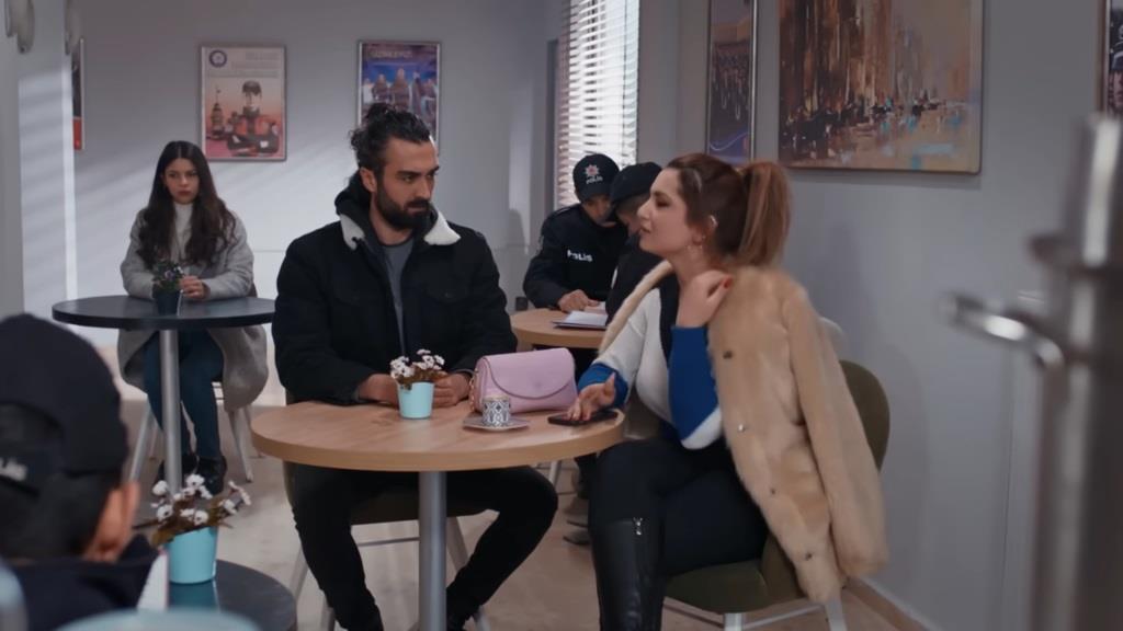 Scena w stołówce. Ferit rozmawia z Suzan, siedząc z nią przy jednym stoliku. Przy stoliku za nimi siedzi Ayse i uważnie obserwuje ich rozmowę.