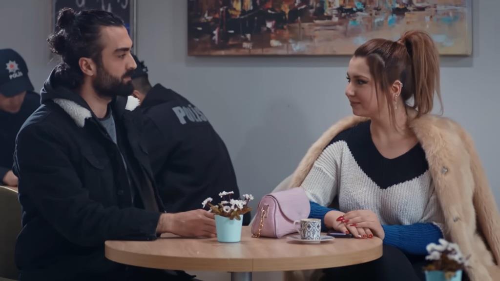 Ferit i Suzan w stołówce. Patrzą sobie w oczy, rozmawiając.