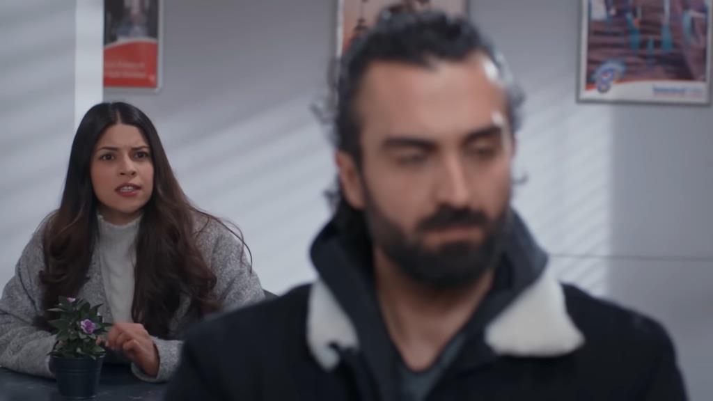 Ayse jest wściekła na Ferita. Złorzeczy na niego, znajdując się za jego plecami.