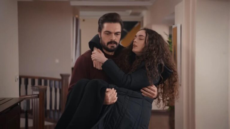 Yaman niesie Nanę na rękach.