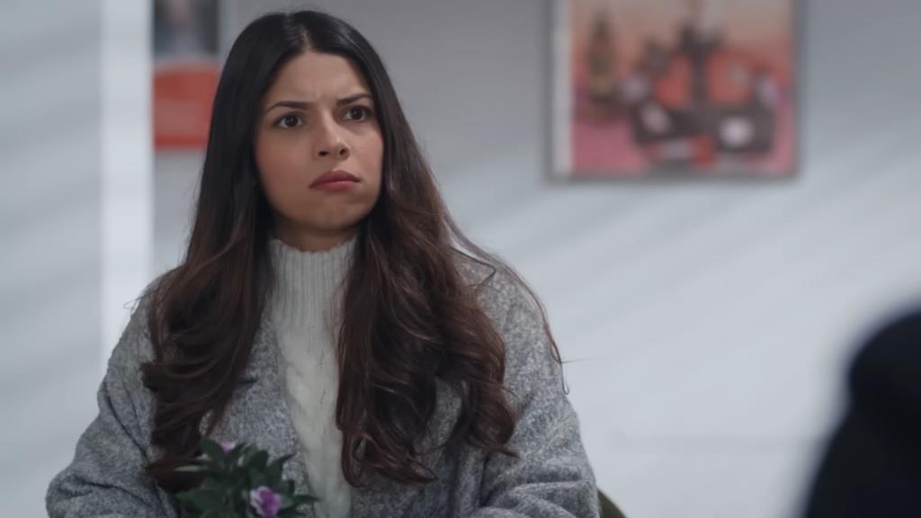 Ayse robi obrażoną minę.