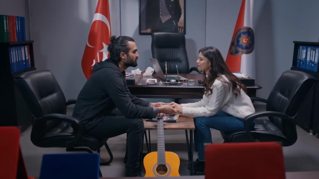 Ferit ujmuje dłonie Ayse, patrząc na nią z miłością.