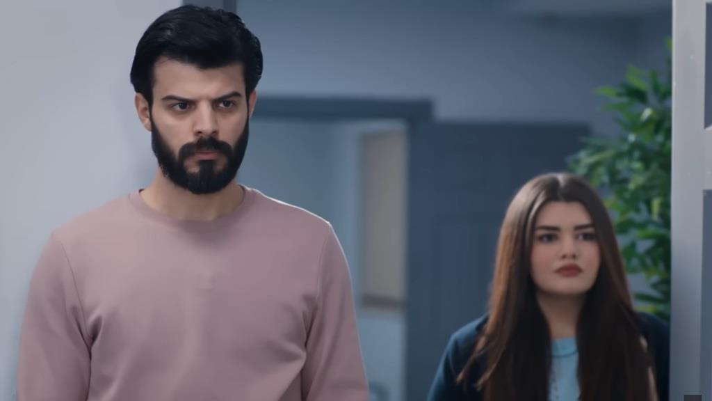 Nese stoi w wejściu do biura. Krok przed nią stoi Volkan.