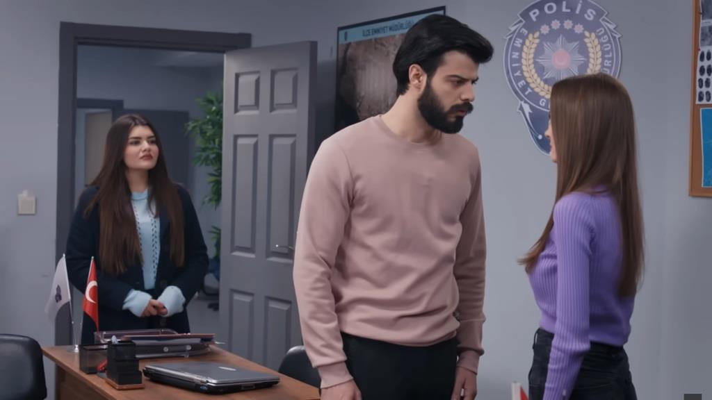 Volkan wbija w Basak ponure spojrzenie. Przy wejściu do biura stoi Nese.