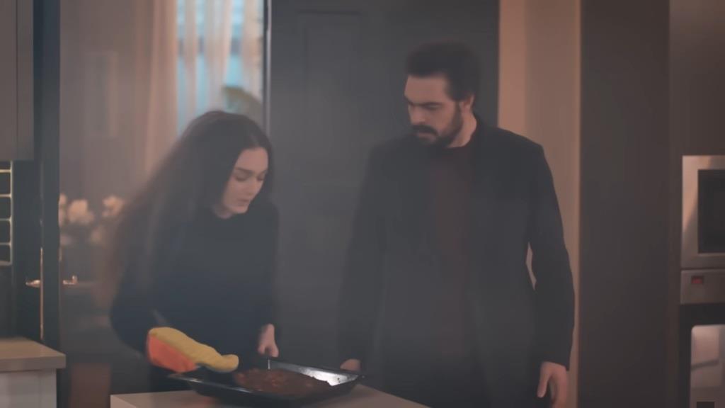 Kuchnia spowita jest dymem, przez który przebijają się sylwetki Yamana i Nany.