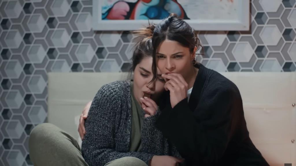 Ayse i Nese zajadają się słodyczami.