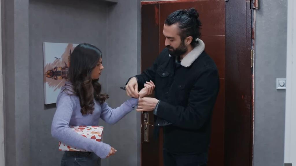 Ferit zakuwa Ayse w kajdanki.