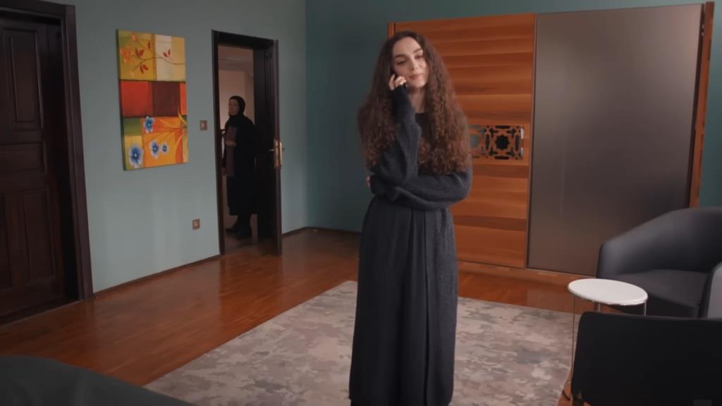 Akca podsłuchuje rozmowę telefoniczną Nany.