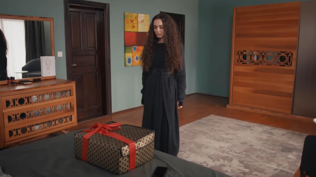 Nana znajduje w swoim pokoju przewiązane czerwoną kokardą pudełko.