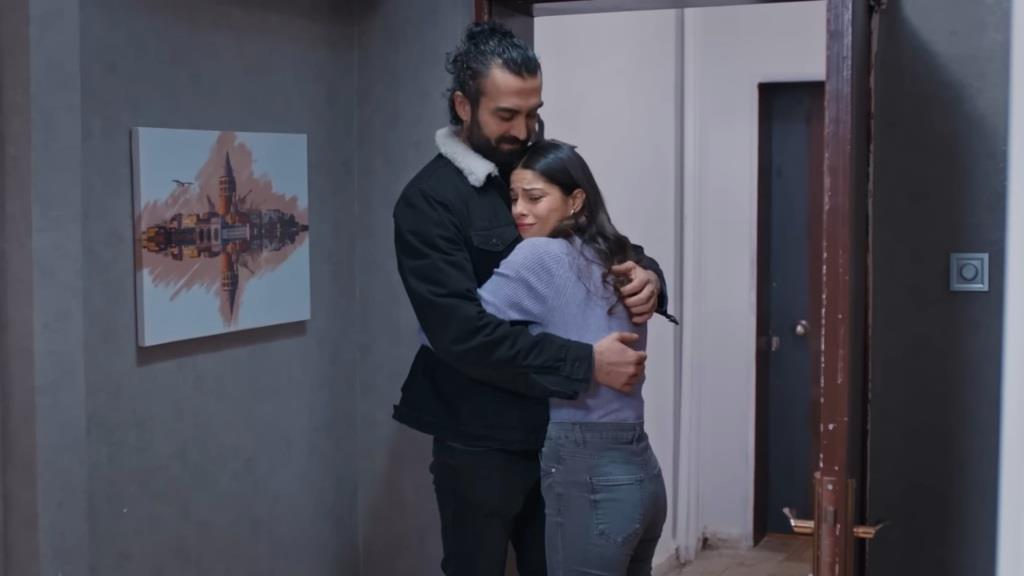 Ayse przytula się do Ferita.