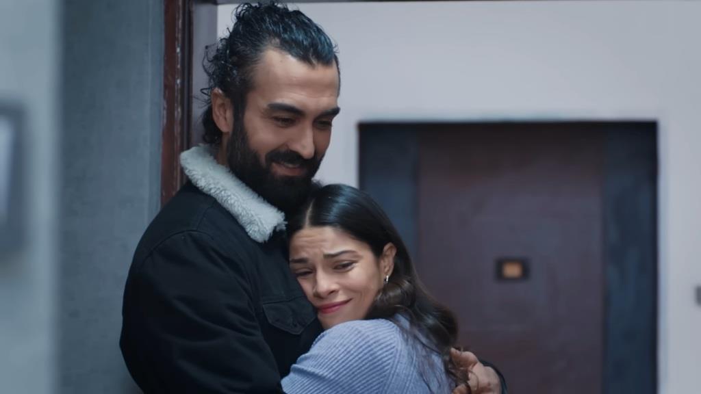 Ferit obejmuje Ayse, która tuli się do jego piersi. Oboje są szczęśliwi.