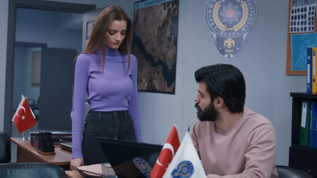 Skruszona Basak podchodzi do biurka Volkana.