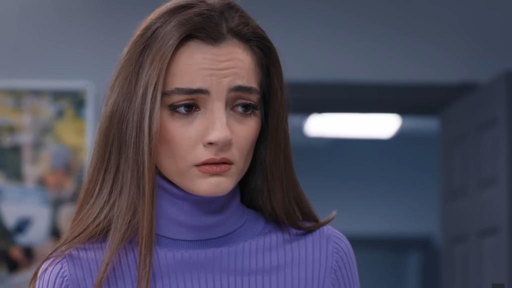 Twarz Basak wyraża skruchę i żal.