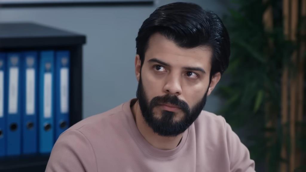 Volkan spogląda uważnie na Basak, jakby próbował ocenić szczerość jej słów.