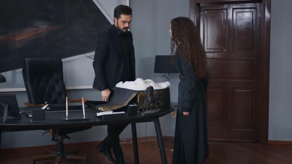 Nana zanosi pudełko z suknią ślubną Yamanowi i rzuca na jego biurko.