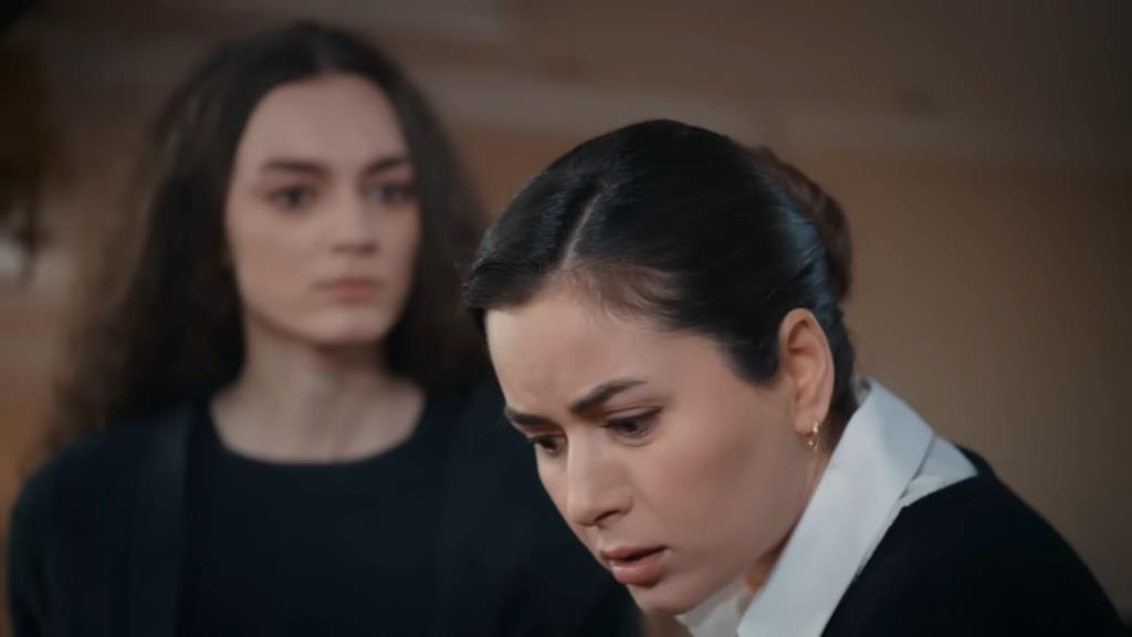 Nana patrzy złowrogim wzrokiem na Aynur, która ugięła się pod ciężarem jej policzka.