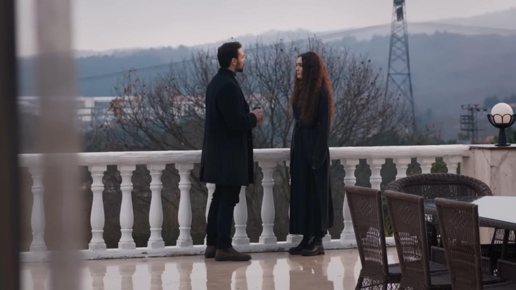 Kubilay oświadcza się Nanie na tarasie.