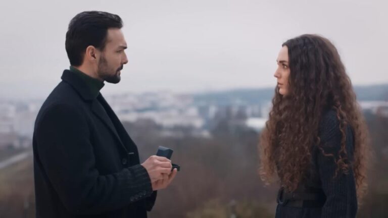 Kubilay stoi przed Naną, trzymając w rękach niewielkie pudełeczko z pierścionkiem zaręczynowym.