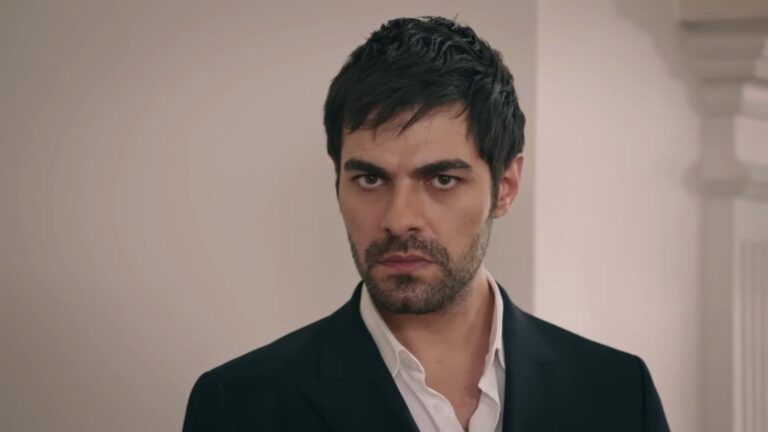 Halil widzi, jak Bulent wręcza Zeynep swoją wizytówkę.