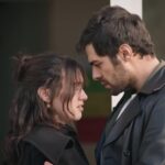 Halil obejmuje Zeynep za ramiona.