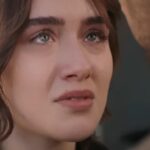 Zeynep płacze, czując się winna za stan, w jakim znalazła się jej mama.