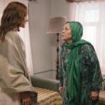 Kadr z 22. odcinka serialu "Wichrowe Wzgórze". Scena w oficynie. Zumrut rozpoznaje Songul i patrzy na nią złowrogo.