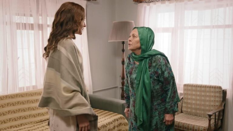 Kadr z 22. odcinka serialu "Wichrowe Wzgórze". Scena w oficynie. Zumrut rozpoznaje Songul i patrzy na nią złowrogo.