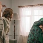 Songul podnosi rękę, chcąc uderzyć Zumrut.