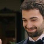 Yusuf w garniturze ślubnym.