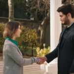 Eren przedstawia się Selmie. Dziewczyna wyraźnie wpadła mu w oko.