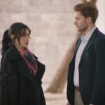 Scena w parku. Halil i Zeynep stoją naprzeciwko siebie.