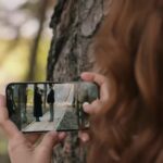 Zbliżenie na telefon Songul, która robi zdjęcia Bulentowi i Zeynep.