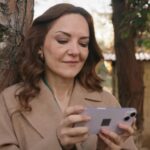 Songul przegląda wykonane przez siebie zdjęcia. Na jej twarzy maluje się cwaniacki uśmiech.