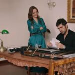 Kadr z 24. odcinka serialu "Wichrowe Wzgórze". Scena w gabinecie Halila. Songul pokazuje siostrzeńcowi zdjęcia ze spotkania Zeynep i Bulenta.