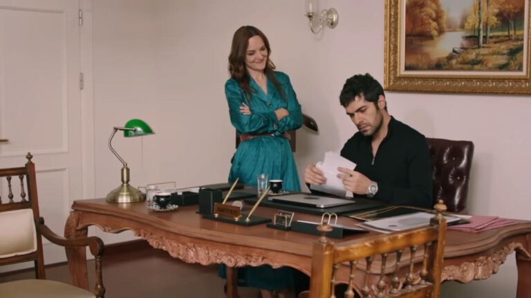 Kadr z 24. odcinka serialu "Wichrowe Wzgórze". Scena w gabinecie Halila. Songul pokazuje siostrzeńcowi zdjęcia ze spotkania Zeynep i Bulenta.