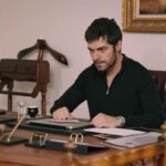 Twarz Halila napina się w gniewie. Jest zły na siebie, że zaufał Zeynep.