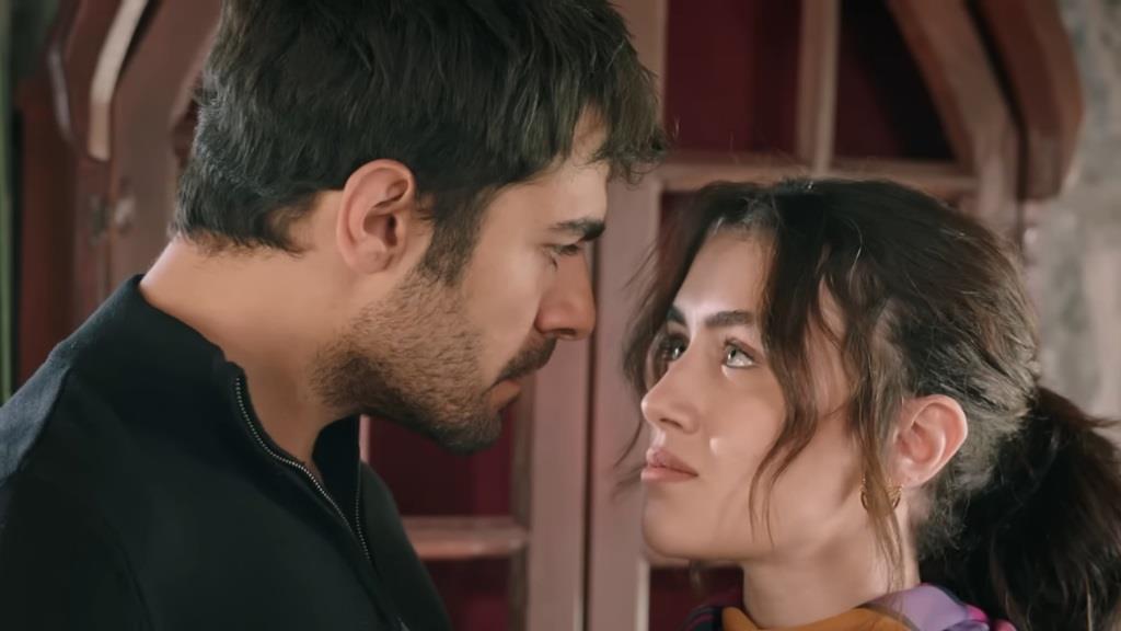 Kadr z 25. odcinka serialu "Wichrowe Wzgórze". Halil i Zeynep patrzą sobie prosto w oczy.