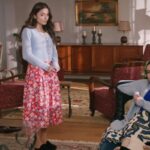 Scena w domu Yusufa. Sehnaz leży na kanapie, a Gulce stoi obok niej.