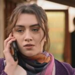 Zeynep rozmawia przez telefon.