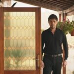 Zbliżenie na Halila, który stoi za plecami Zeynep i przysłuchuje się jej rozmowie.