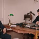 Halil rozmawia w swoim gabinecie z asystentem Erenem, nieświadomy, że Songul podsłuchuje ich rozmowę zza drzwi.