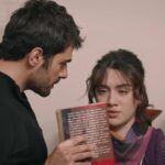 Halil i Zeynep. Halil trzyma w ręku książkę.